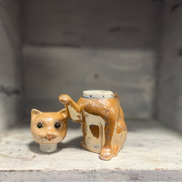 Vintage whimsical Cat-Shaped Teapot - Orange/Peach and Blue - Picture 4 of 11